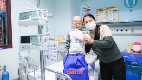 Hàng ngàn phần quà Tết yêu thương- Ảnh 5. Bé Hồng Quang cười tít mắt khi được nhận quà và lì xì sớm - Ảnh: NAM TRẦN