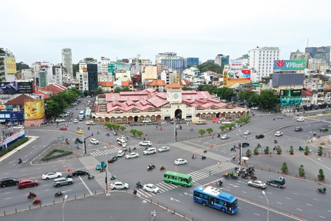 Trăm năm du xuân Sài Gòn - TP.HCM- Ảnh 3. Chợ Bến Thành xưa (ảnh trên) và nay