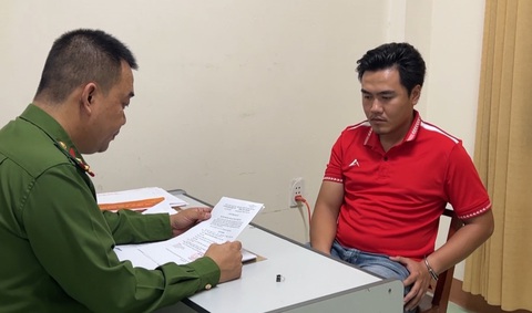 Vụ thầy dạy võ hiếp dâm nhiều nam học trò, cú sốc của phụ huynh- Ảnh 1. Phạm Huỳnh Minh Thịnh bị khởi tố, bắt tạm giam vì tội hiếp dâm trẻ em - Ảnh: Công an Quảng Ngãi