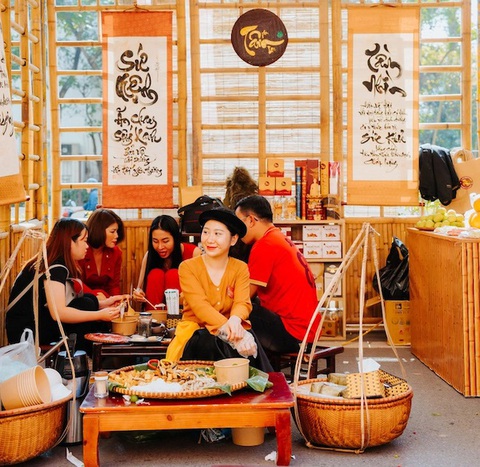 Chương trình Happy Tết 2024 lan toả bản sắc văn hoá Tết truyền thống- Ảnh 4. Hình ảnh tái hiện chợ Tết tại Happy Tết 2023.