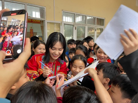 Hoa hậu Nông Thúy Hằng mang Tết sớm đến với dân 'làng Địa Ngục'- Ảnh 3. Người đẹp tranh thủ giao lưu với bạn nhỏ một cách vui vẻ