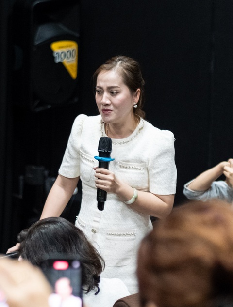 Dàn diễn viên 'Sáng đèn' người nức nở, người tấu hài tại ra mắt phim- Ảnh 6. Con gái cố nghệ sĩ Vũ Linh - Hồng Loan cảm ơn đến đồng nghiệp của người cha quá cố, nhà sản xuất, đạo diễn đã giúp cô xuất hiện trong một bộ phim về nghề cải lương một cách ý nghĩa.