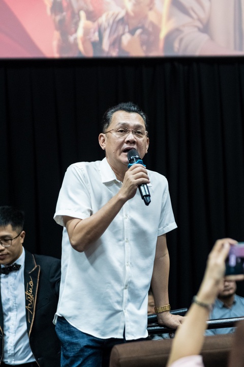 Dàn diễn viên 'Sáng đèn' người nức nở, người tấu hài tại ra mắt phim- Ảnh 2. NSƯT Hữu Châu tiết lộ lần đầu làm việc với đạo diễn Hoàng Tuấn Cường nhưng khi nghe phim đề tài cải lương nên nhận lời ngay. "Nhờ phim Sáng đèn mà có một số thứ trong ký ức của tôi được tái hiện, đặc biệt là những phân cảnh hát sân bãi. Vì nhớ lắm nên ở hậu trường tôi đã khóc mà không cho tụi nhỏ biết”.