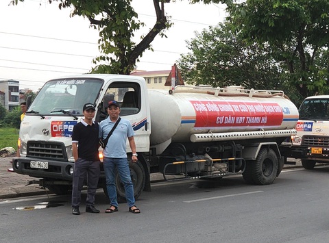 Admin OF.FB Nguyễn Quốc Bình: Nội dung càng lan tỏa, càng thấy áp lực- Ảnh 5. OF.FB cứu trợ đồng bào bị lũ lụt tại miền Trung tháng 11-2020, hỗ trợ cung cấp nước sạch cho cư dân khu đô thị Thanh Hà, Hà Nội tháng 10-2023
