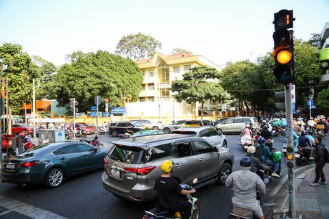 Ráng vài giây vượt đèn vàng, kẹt giữa dòng xe thêm chục phút- Ảnh 5. Giao thông hỗn loạn ở nút giao Nguyễn Bỉnh Khiêm - Nguyễn Thị Minh Khai chiều 23-1 - Ảnh: PHƯƠNG QUYÊN