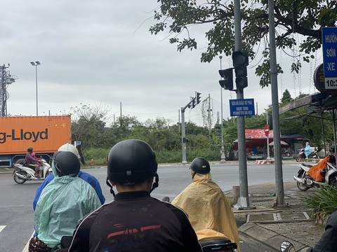 Chuyện lạ ở Đà Nẵng: Đèn đỏ được rẽ phải nhưng rẽ được hay không thì còn... hên xui!- Ảnh 1. Người đi đường chắn ngang lối rẽ phải trên đường Lý Thái Tông - Ảnh: B.D.