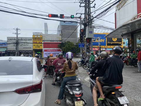 Chuyện lạ ở Đà Nẵng: Đèn đỏ được rẽ phải nhưng rẽ được hay không thì còn... hên xui!- Ảnh 3. Đường được rẽ phải, nhưng rẽ được hay không lại là chuyện khác - Ảnh: B.D.