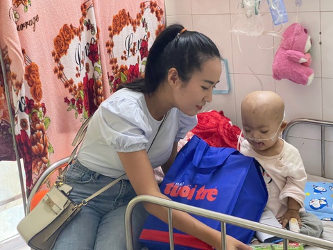 Ước mơ của Thúy mang hơi ấm xuân đến bệnh nhi miền Trung- Ảnh 2. Người đẹp nhân ái Hoàng Dung đồng hành với chương trình, đến bên các giường bệnh trao quà cho các bệnh nhi - Ảnh: CHÁNH BIN