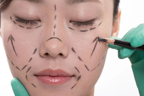 Trung tâm thẩm mỹ giới thiệu kiểu mặt lấy được 'chồng giàu'- Ảnh 2. Nhiều người cho rằng quảng cáo của trung tâm thẩm mỹ đã "xúc phạm phụ nữ".