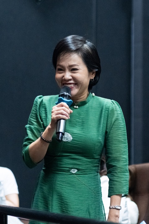 Dàn diễn viên 'Sáng đèn' người nức nở, người tấu hài tại ra mắt phim- Ảnh 7. Với diễn viên Kim Huyền, dù nhận được lời mời đúng một ngày trước khi phim bấm máy, cô không một chút đòi hỏi hay thấy chạnh lòng mà sẵn sàng nhận lời vì suốt 2 năm, cô đã âm thầm theo dõi đạo diễn Hoàng Tuấn Cường. Theo cô, vào vai trong phim này chính là mơ ước của mình.