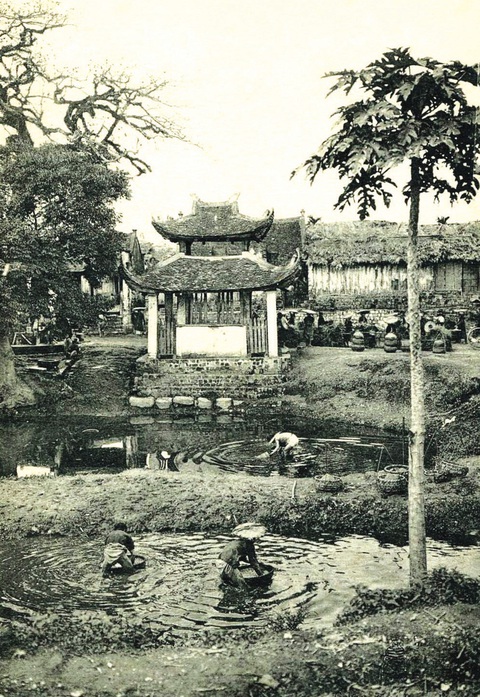 Chuyện sông mang hình phố- Ảnh 5. Đãi bột dó làm giấy bên sông Tô Lịch, bên cạnh phương đình của miếu Long Tỉnh ở làng Yên Thái (kẻ Bưởi) cuối thế kỷ 19