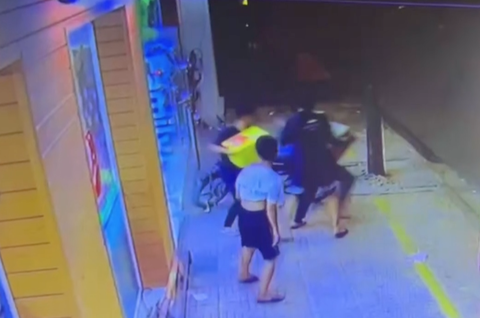 Triệt phá nhóm trộm cắp, cướp giật tài sản nhiều cửa hàng tiện lợi tại TP.HCM- Ảnh 1. Camera ghi lại hình ảnh người trong nhóm thanh thiếu niên lấy tài sản từ trong cửa hàng chạy ra ngoài - Ảnh cắt từ clip do camera ghi lại
