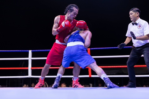 Võ sĩ boxing Lê Duy Sỏi đoạt Cúp CLB Ngôi Sao Gia Định- Ảnh 1. Võ sĩ boxing Lê Duy Sỏi (trái) áp đảo Quốc Huy - Ảnh: X.C.