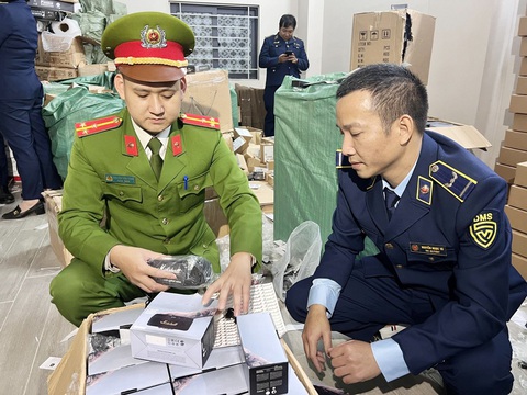 Hàng giả lộng hành trên mạng: Tích xanh dỏm bủa vây người dùng- Ảnh 3. Kho loa Marshall “chính hãng” bị kiểm tra, website bán hàng “bay màu” Ảnh: ĐỨC TÂM