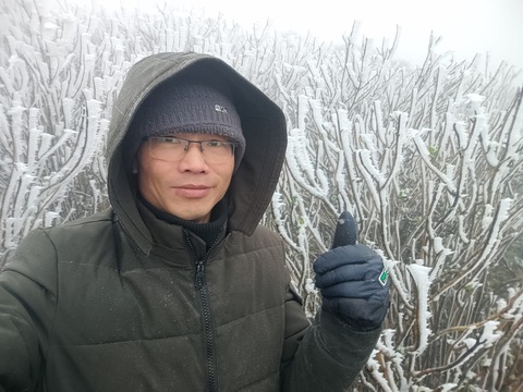 Mẫu Sơn -1 độ C, băng giá phủ trắng đỉnh núi- Ảnh 6. Theo anh Nguyễn Minh Chuyển, lúc 7h sáng nay, trên đỉnh núi Mẫu Sơn trời đã bớt gió, trời khá mù, băng giá ngày càng dày đặc hơn