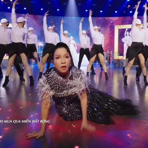 Mỹ Linh 'đạp gió rẽ sóng' ra cả rổ... meme- Ảnh 2. ... trời!