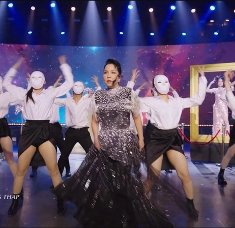 Mỹ Linh 'đạp gió rẽ sóng' ra cả rổ... meme- Ảnh 1. Ối...