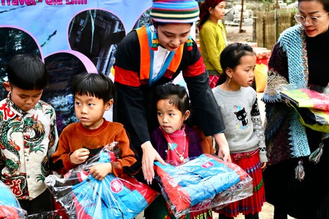 Hoa hậu Nông Thúy Hằng mang Tết sớm đến với dân 'làng Địa Ngục'- Ảnh 2. Nàng hậu gốc Hà Giang trao quà cho các học sinh tại làng Sảo Há