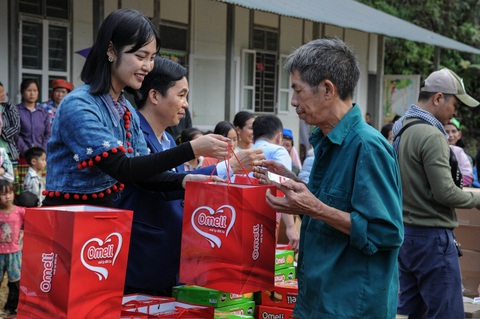 Hoa hậu Nông Thúy Hằng mang Tết sớm đến với dân 'làng Địa Ngục'- Ảnh 4. Nông Thúy Hằng mang Tết sớm đến cho người dân