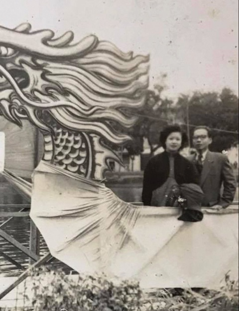 Ông Hoàng Đình Đắc, anh ruột ông Hoàng Đình Trung, chủ Hãng Daco, và vợ trên cầu Rồng phía đầu rồng chầu vào Tháp Rùa - Ảnh: NVCC Ông Hoàng Đình Đắc, anh ruột ông Hoàng Đình Trung, chủ Hãng Daco, và vợ trên cầu Rồng phía đầu rồng chầu vào Tháp Rùa - Ảnh: NVCC
