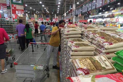 Thái Lan theo dõi chặt giá của 18 mặt hàng để kiểm soát lạm phát- Ảnh 1. Mặt hàng gạo được bày bán tại một siêu thị ở Bangkok, Thái Lan.Ảnh: bangkokpost.com