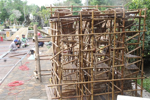 Tranh luận, cười nghiêng ngả với linh vật rồng Quảng Ngãi vừa lộ phần đầu- Ảnh 5. Ngoài trang trí hoa, con đường ánh sáng, linh vật rồng... năm nay tại công viên Ba Tơ còn có những bờ xe nước rất đẹp, gợi nhớ hình ảnh biểu tượng của người Quảng Ngãi - Ảnh: TRẦN MAI