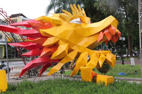 Tranh luận, cười nghiêng ngả với linh vật rồng Quảng Ngãi vừa lộ phần đầu- Ảnh 2. Linh vật rồng tại Quảng Ngãi được thiết kế với hai tông màu vàng và đỏ - Ảnh: TRẦN MAI