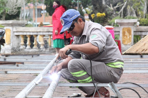 Tranh luận, cười nghiêng ngả với linh vật rồng Quảng Ngãi vừa lộ phần đầu- Ảnh 4. Công nhân đang khẩn trương thi công các cấu kiện, kịp trang trí Tết tại công viên Ba Tơ - Ảnh: TRẦN