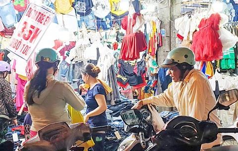 Nông sản được mùa, nông dân ăn Tết lớn- Ảnh 3. Ông Lê Thanh Toàn (bìa phải), xã Lý Văn Lâm, TP Cà Mau, vừa bán được 200 giạ lúa để đi mua sắm đồ cho các con - Ảnh: THANH HUYỀN