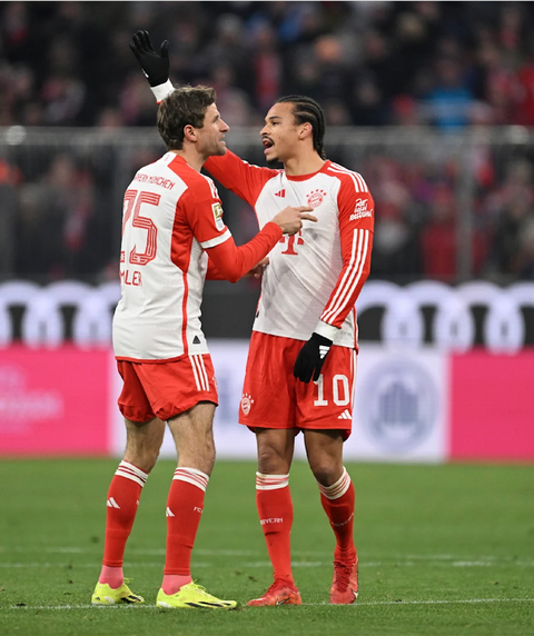 Leroy Sane 'ngó lơ' chỉ đạo của HLV Tuchel- Ảnh 1. Sane (phải) phản ứng khi Muller truyền đạt ý đồ chiến thuật của HLV Tuchel - Ảnh: WITTERS