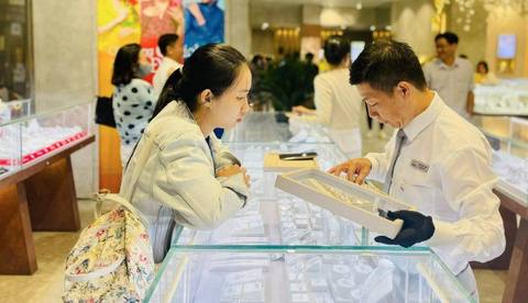 Công ty vàng báo lãi kỷ lục trong một năm giá vàng tăng kỷ lục- Ảnh 1. Giá vàng biến động mạnh trong năm 2023 - Ảnh: PNJ