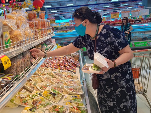 Thảnh thơi đón Tết- Ảnh 1. Khách mua há cảo, chả giò, hoành thánh được làm sẵn đang bán tại siêu thị Co.opmart