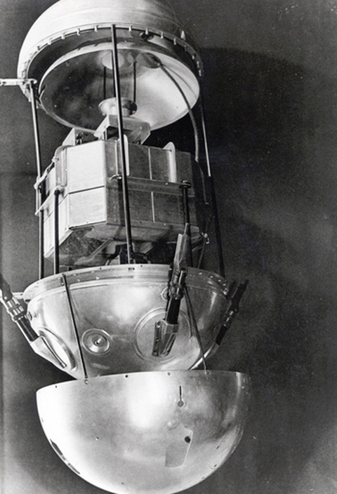 Hình mở vỏ Sputnik-1- Ảnh: T.L. Hình mở vỏ Sputnik-1- Ảnh: T.L.
