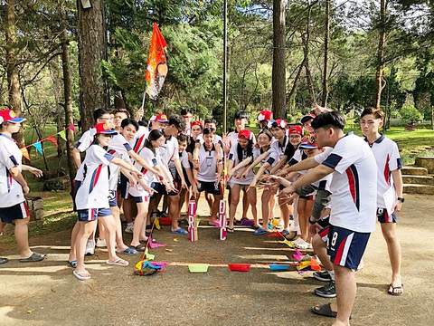 Hội thi sáng tác ảnh Tuổi Xanh: Chuyến đi thanh xuân- Ảnh 1. Chuyến đi tràn ngập tiếng cười của lớp - Ảnh: HUỲNH NGỌC MỸ ANH