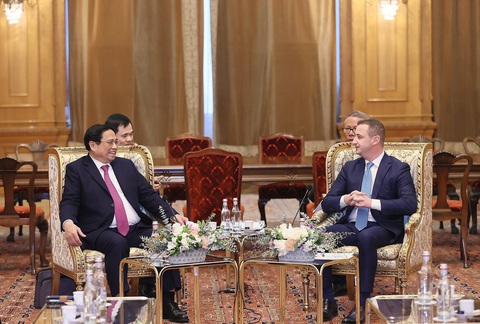 Romania xem Việt Nam là đối tác quan trọng nhất Đông Nam Á- Ảnh 4. Chủ tịch Hạ viện Romania Alfred Simonis chúc mừng chuyến thăm rất thành công của Thủ tướng Phạm Minh Chính - Ảnh: DƯƠNG GIANG