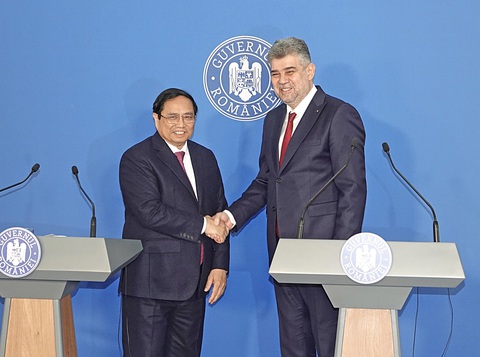 Việt Nam, Romania vào giai đoạn phát triển mới- Ảnh 1. Thủ tướng Phạm Minh Chính và Thủ tướng Ion-Marcel Ciolacu bắt tay sau khi kết thúc họp báo chung tại Cung Victoria vào sáng 22-1 - Ảnh: QUỲNH TRUNG