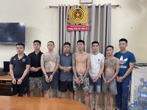Công an TP.HCM bắt nhóm 'tín dụng đen' chưa đầy 1 năm thu lợi 10 tỉ đồng- Ảnh 1. Nhóm do Nguyễn Kim Kỳ cầm đầu lúc bị bắt - Ảnh: Công an cung cấp