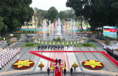 21 phát đại bác chào mừng Tổng thống Đức thăm cấp nhà nước Việt Nam sau 17 năm- Ảnh 6. Chủ tịch nước Võ Văn Thưởng và Tổng thống Đức Frank-Walter Steinmeier chứng kiến màn diễu binh sau lễ đón - Ảnh: PHẠM KIÊN
