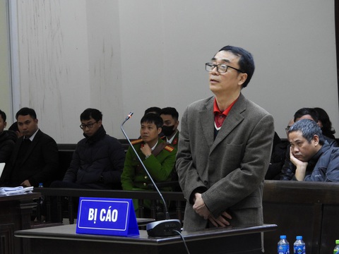 Viện kiểm sát tranh luận về ‘lời khai nhiều mâu thuẫn’ đưa hối lộ ông Trần Hùng- Ảnh 1. Cựu cục phó Trần Hùng tại phiên tòa phúc thẩm - Ảnh: GIANG LONG
