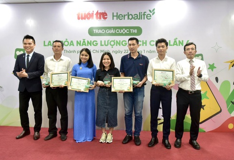 Gen Z lan tỏa năng lượng tích cực- Ảnh 1. Giám đốc truyền thông Herbalife VN Nguyễn Thành Đạt (bìa trái) và Phó tổng biên tập báo Tuổi Trẻ Trần Xuân Toàn (bìa phải) trao giải nhất, nhì, ba cuộc thi cho các tác giả - Ảnh: T.T.D.