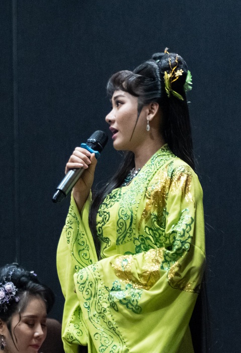 Dàn diễn viên 'Sáng đèn' người nức nở, người tấu hài tại ra mắt phim- Ảnh 9. Trúc Mây là gương mặt hoàn toàn mới của phim ảnh, kể kỷ niệm từng nhiều ngày mất ăn mất ngủ đến héo mòn nhan sắc vì áp lực vai diễn. Ngoài ra, nữ diễn viên trẻ