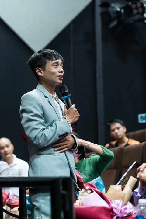 Dàn diễn viên 'Sáng đèn' người nức nở, người tấu hài tại ra mắt phim- Ảnh 11. Tuấn Dũng cảm ơn cơ hội từ đạo diễn Hoàng Tuấn Cường đã giúp anh nhìn nhận lại cải lương để hiểu và yêu mến hơn. Ngoài ra, Tuấn Dũng cũng không tiếc lời "tố cáo" đạo diễn Hoàng Tuấn Cường. Anh cho biết quá trình quay bộ phim này có nhiều kỷ niệm vui nhưng cũng không ít cực khổ và cả đau đớn. "Tôi thấy cực nhất là bị đạo diễn hành hạ, phân đoạn nào cũng có phân cảnh bay (sử dụng flycam) nhưng vẫn phải làm vì đó là trách nhiệm của một diễn viên".