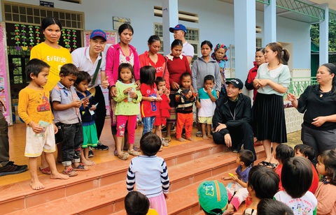 Admin OF.FB Nguyễn Quốc Bình: Nội dung càng lan tỏa, càng thấy áp lực- Ảnh 4. OF.FB cứu trợ đồng bào bị lũ lụt tại miền Trung tháng 11-2020, hỗ trợ cung cấp nước sạch cho cư dân khu đô thị Thanh Hà, Hà Nội tháng 10-2023