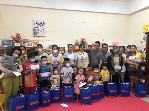Ước mơ của Thúy mang hơi ấm xuân đến bệnh nhi miền Trung- Ảnh 1. Đại diện chương trình "Ước mơ của Thúy" đến với các bệnh nhi miền Trung - Ảnh: MỸ DUNG