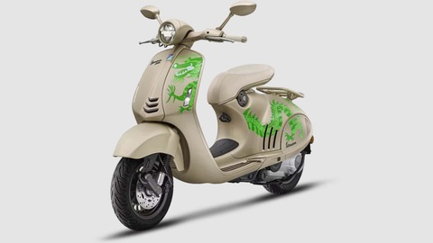Vespa 946 Dragon: Xe tay ga chơi Tết Giáp Thìn sắp về Việt Nam- Ảnh 3. Trên nền lớp sơn vàng độc quyền ấy, nổi bật họa tiết rồng màu xanh ngọc lục bảo uốn lượn theo đường cong trên yếm và thân xe