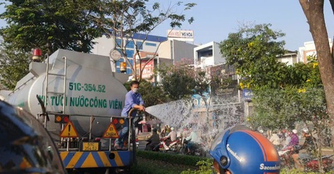 Không duy tu cây xanh, thoát nước, chiếu sáng giờ cao điểm, vi phạm sẽ xử lý- Ảnh 1. Sở Xây dựng TP.HCM cho biết đã yêu cầu các đơn vị duy tu hạ tầng kỹ thuật (cây xanh, chiếu sáng, thoát nước) trên đường phố tránh thực hiện vào giờ cao điểm. Ảnh chụp xe tưới nước gây ùn tắc trên đường Điện Biên Phủ, TP.HCM sáng 23-1 - Ảnh: HOÀNG LỘC
