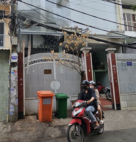 Cận cảnh những nhà xây không phép, nhà đất công lãng phí ở quận Bình Thạnh- Ảnh 8. Còn căn nhà 70/23 Bùi Đình Túy xây không phép, bị quận ra quyết định xử phạt và buộc tháo dỡ ngay từ tháng 7-2022 đến nay vẫn chưa thực hiện - Ảnh: ÁI NHÂN