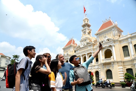 Trăm năm du xuân Sài Gòn - TP.HCM- Ảnh 1. Du khách tham quan trước trụ sở HĐND - UBND TP.HCM (đường Lê Thánh Tôn, quận 1)