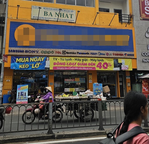 Cận cảnh những nhà xây không phép, nhà đất công lãng phí ở quận Bình Thạnh- Ảnh 3. Nhà đất công 169-171 Xô Viết Nghệ Tĩnh dù là đất phù hợp chức năng đất ở nhưng quận Bình Thạnh bán với giá thẩm định là đất sản xuất kinh doanh phi nông nghiệp (chỉ bằng 60% giá đất ở) cho HTX mây tre lá - Ảnh: ÁI NHÂN