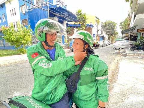 Vợ chồng tài xế công nghệ đón Tết- Ảnh 3. Trong khó khăn, vợ chồng anh Kiên và chị Phượng vẫn động viên nhau vượt qua - Ảnh: YẾN TRINH
